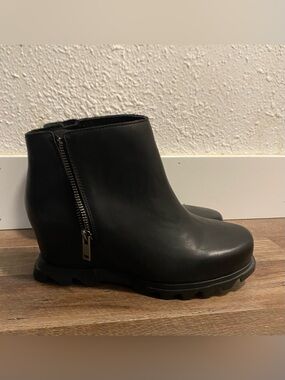 Sorel Joan of Arctic wedge Black Side-Zip Ankle Boots, size 9